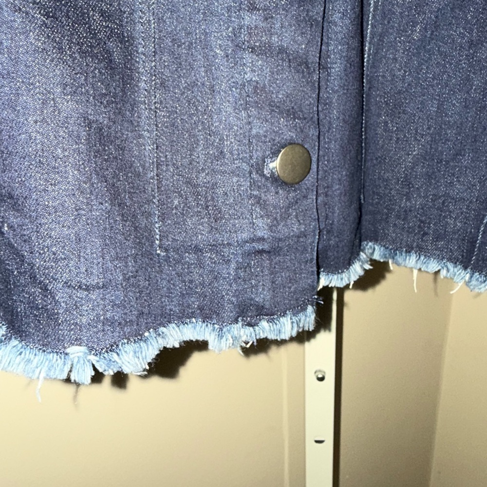 ECRU Fringed Hem Denim Jacket. NWOT. Size Medium. - Picture 3 of 7